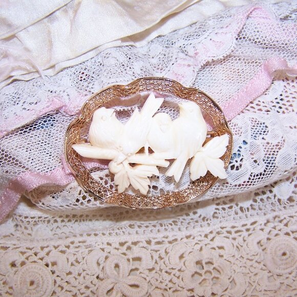 Oval Costume Gold Tone Filigree Pin Brooch - Carved Plastic Birds on Branch - Picture 2 of 5